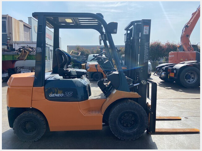 TOYOTA 40-7FG25 (Forklifts) at Shizuoka, Japan | Buy used Japanese