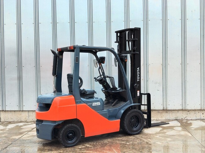 TOYOTA 02-8FD25 (Forklifts) at Chiba, Japan | Buy used Japanese 