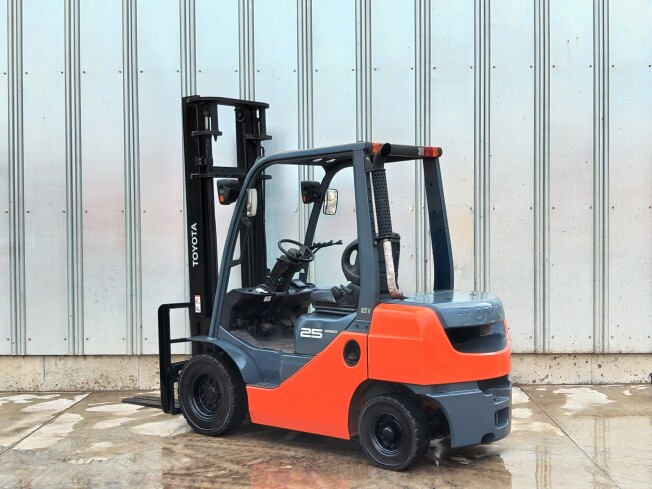 TOYOTA 02-8FD25 (Forklifts) at Chiba, Japan | Buy used Japanese 