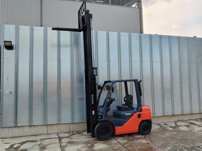 TOYOTA 02-8FD25 (Forklifts) at Chiba