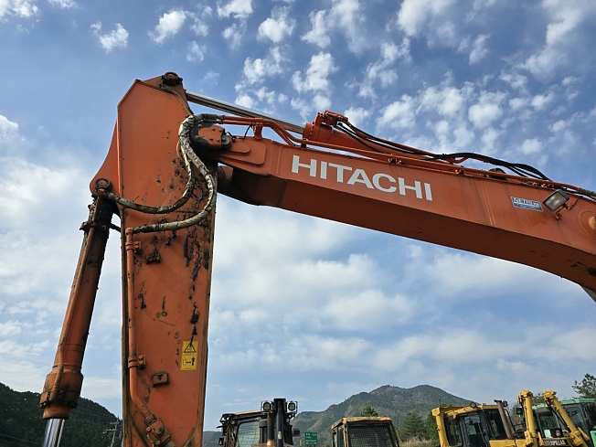 HITACHI ZX200-6 (Excavators) at Hyogo, Japan | Buy used