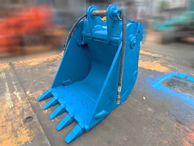 KOMATSU PC200-11 (Excavators) at Akita, Japan | Buy used