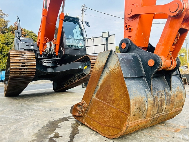 HITACHI ZX200LC-7 (Excavators) at Chiba, Japan | Buy used