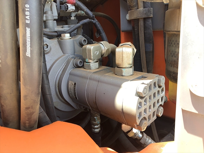 日立建機 ZX135USOS-6 | 兵庫県の油圧ショベル(ユンボ