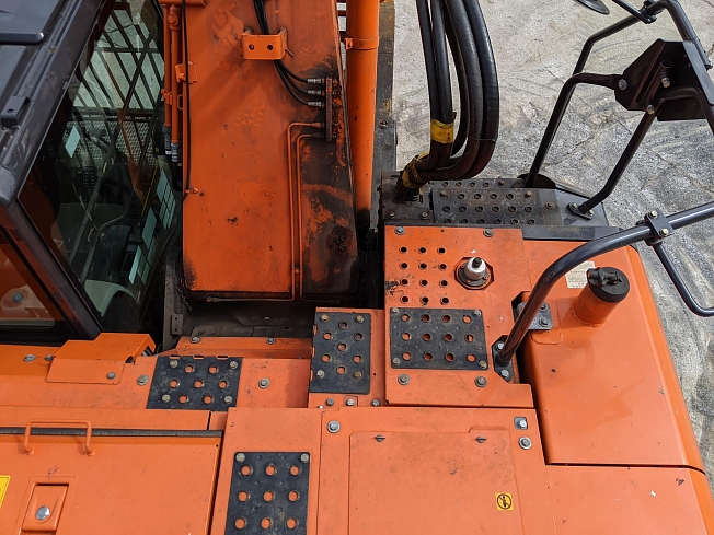 HITACHI ZX225USLC-5B (Excavators) at Oita, Japan | Buy used