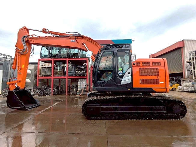 HITACHI ZX225USRK-6 (Excavators) at Chiba, Japan | Buy used