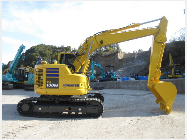 KOMATSU 重機　ピンバッジ　レア品 maxresdefault.jpg