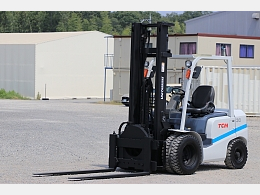 ユニキャリア フォークリフト FD30T4 2013年